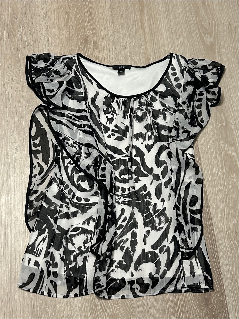 BCX Black & White Ruffled and Fluttered Sleeve Abstract Printed Blouse Sz Small